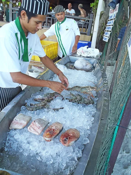 Preparing seafood showcase — Stock Photo, Image