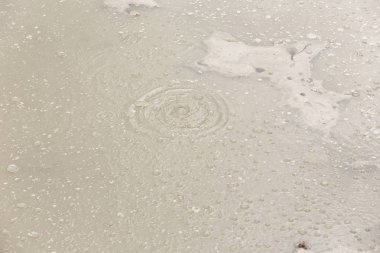 Kaynayan jeotermal asit lisu