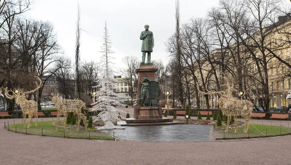 Estátua no parque de Helsinque — Fotografia de Stock