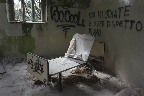Edifício do hospital abandonado chamado Mombello — Fotografia de Stock