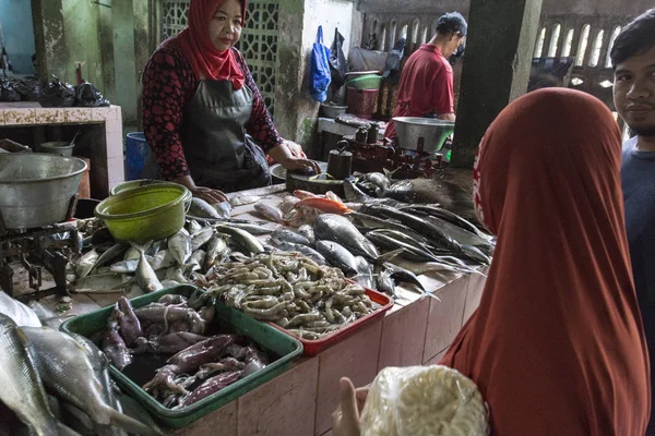 Unbekannte Frau verkauft Fische — Stockfoto