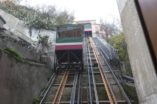Vista histórica del funicular en Valparaíso — Foto de Stock