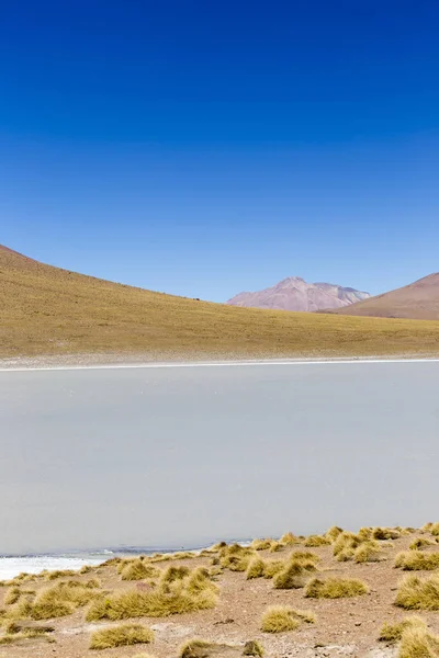 Чудесное озеро и вид на горы — стоковое фото