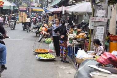 Hanoi, Vietnam 'da tipik bir sokak satıcısı.