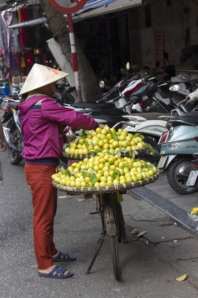 Vendedor de rua típico em Hanói, Vietnã — Fotografia de Stock