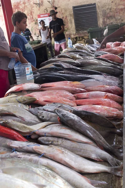 Gente que compra pescado en el mercado de pescado en Victoria —  Fotos de Stock