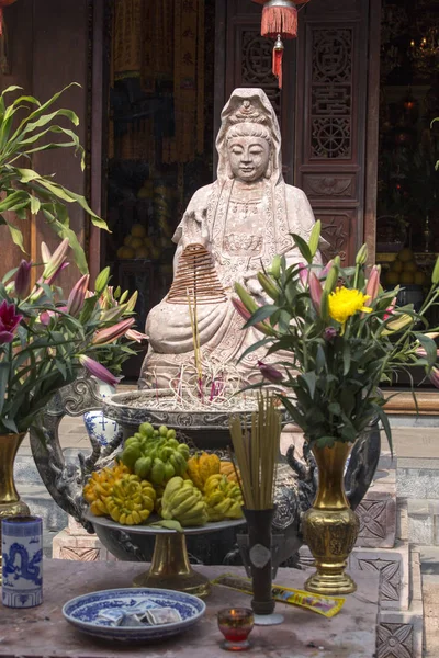 Fruits and various offers at temple in Hanoi — Stock Photo, Image