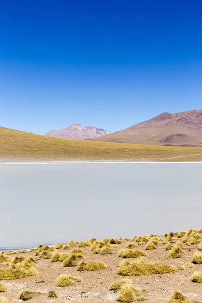 Чудесное озеро и вид на горы — стоковое фото