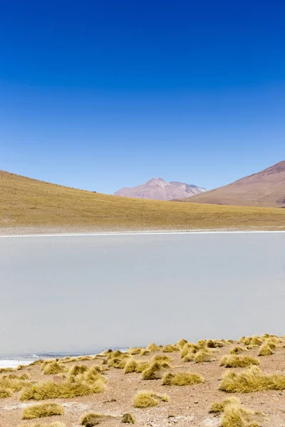 Um lago maravilhoso e vista para a montanha — Fotografia de Stock
