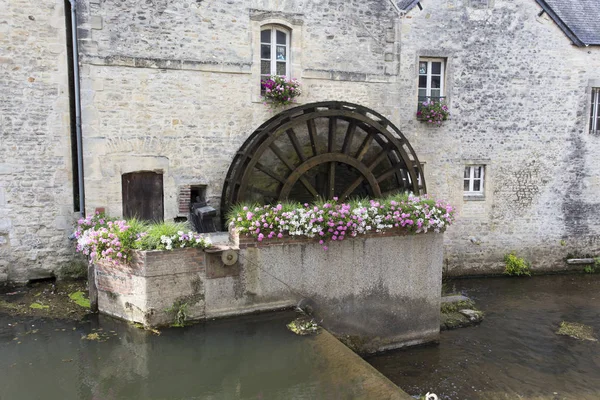 Moinho de água e rio Aure na cidade velha de Bayeux — Fotografia de Stock