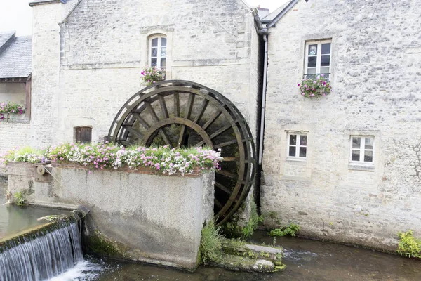 Wassermühle und Aure in der Altstadt von Bayeux — Stockfoto