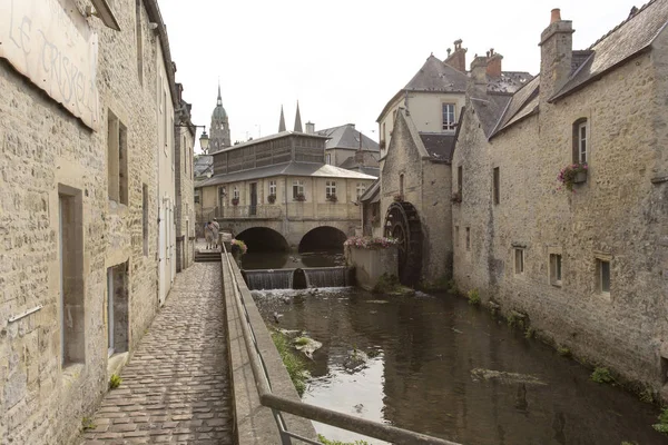 Moinho de água e rio Aure na cidade velha de Bayeux — Fotografia de Stock