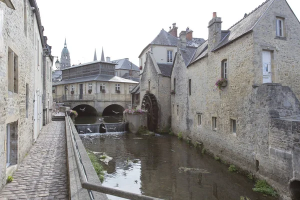 Watermolen en Aure rivier in de oude stad Bayeux — Stockfoto