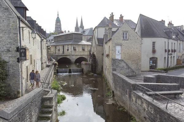 Moinho de água e rio Aure na cidade velha de Bayeux — Fotografia de Stock