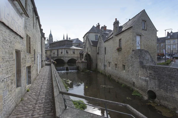 Wassermühle und Aure in der Altstadt von Bayeux — Stockfoto