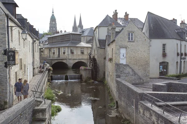 Moinho de água e rio Aure na cidade velha de Bayeux — Fotografia de Stock