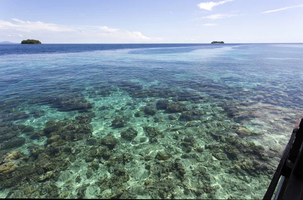 Belle mer en face des îles togiennes — Photo