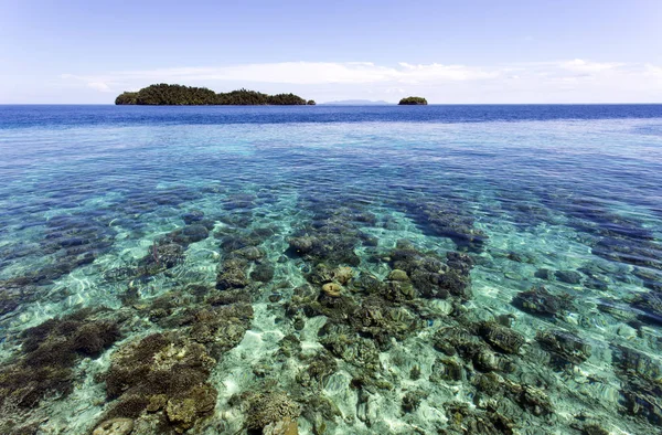 Belle mer en face des îles togiennes — Photo