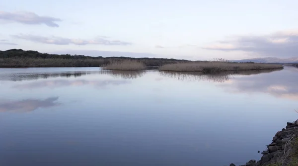 Coghinas nehri Sardunya 'da denize ulaşıyor.