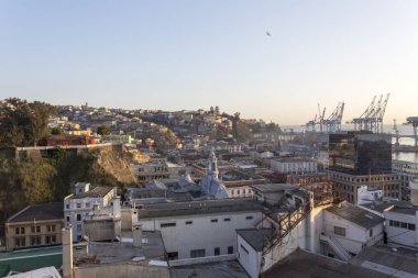 Renkli konutların ve portun görünümü