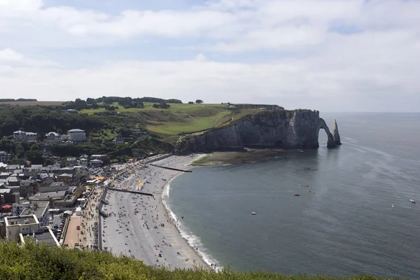 Pěkný výhled na Etretat s turisty ve Francii — Stock fotografie