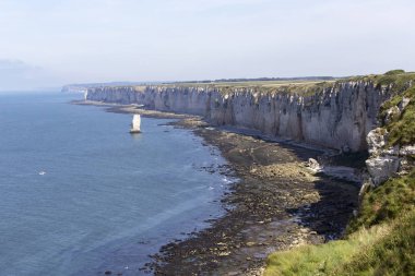 Etretat 'ın harika sahil şeridi.