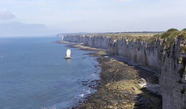 Etretat 'ın harika sahil şeridi.