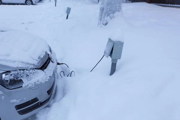 Karda hibrit aracın fişini şarj ediyorum. 