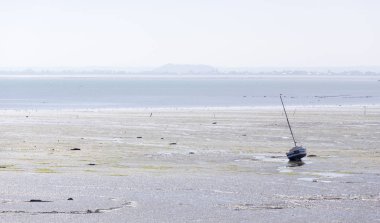 Cancal 'da deniz çekildiğinde tekne