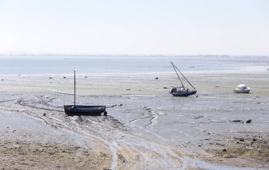 Cancal 'da alçak gelgitte tekneler