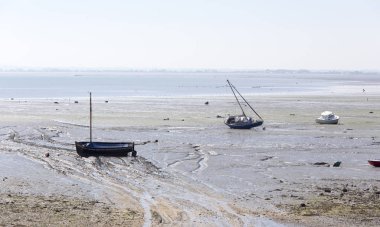 Cancal 'da alçak gelgitte tekneler
