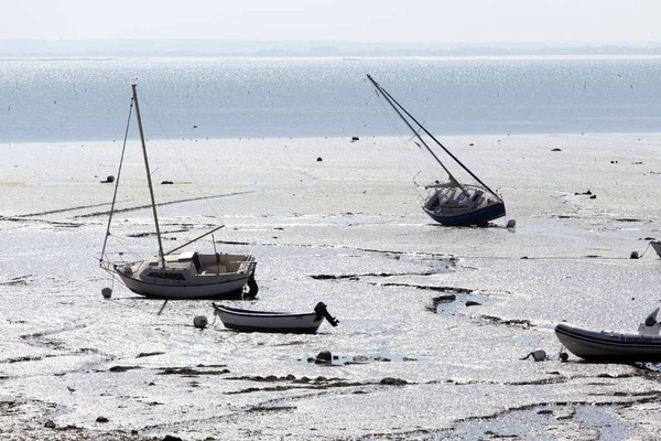 Barcos em maré baixa em Cancal — Fotografia de Stock