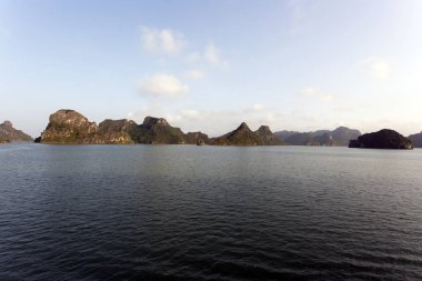 Güneşli bir günde Ha Long Körfezi manzarası
