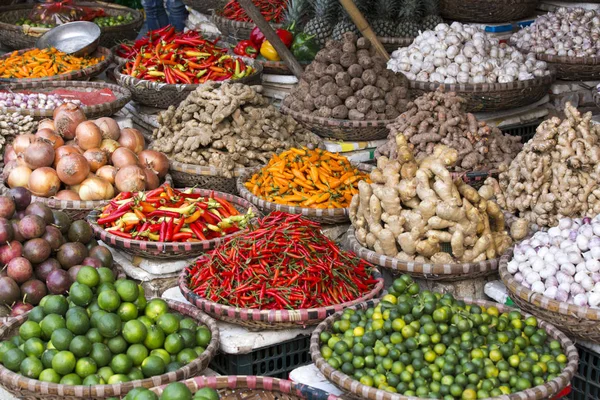 Bir sürü meyve ve baharat. 