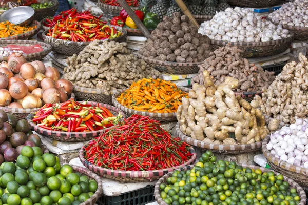 Bunches of fruits and spices at a market — Stock Photo, Image