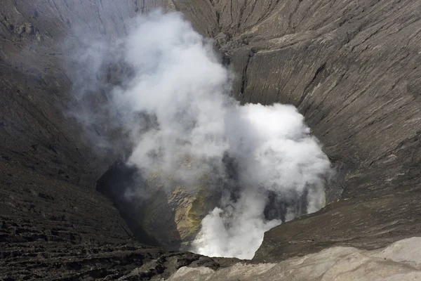 Mirando dentro del volcán Bromo en la isla Java — Foto de Stock
