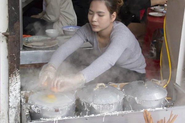 Food vendor in the street of Hanoi, Vientma — Stock Photo, Image