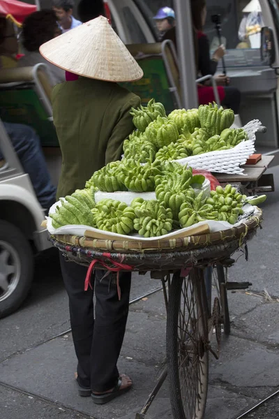 Vendedor de alimentos na rua de Hanói, Vietnã — Fotografia de Stock