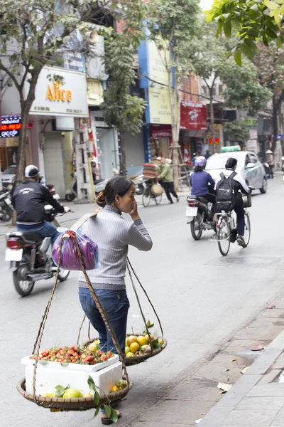 Vendedor de alimentos na rua de Hanói, Vietnã — Fotografia de Stock
