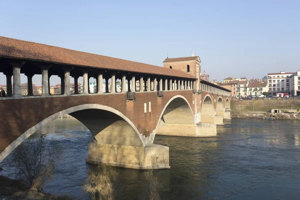 View of the famous bridge in Pavia — 图库照片