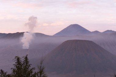 Endonezya 'daki Bromo Dağı' nın önünde gün doğumu