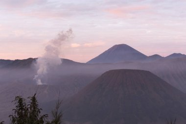 Endonezya 'daki Bromo Dağı' nın önünde gün doğumu