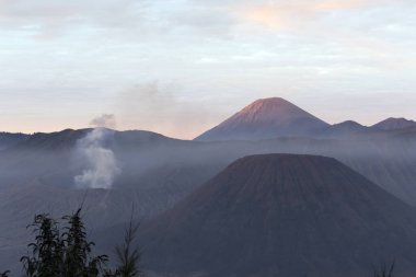 Endonezya 'daki Bromo Dağı' nın önünde gün doğumu