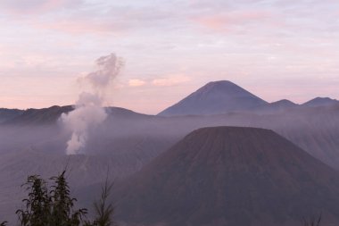 Endonezya 'daki Bromo Dağı' nın önünde gün doğumu