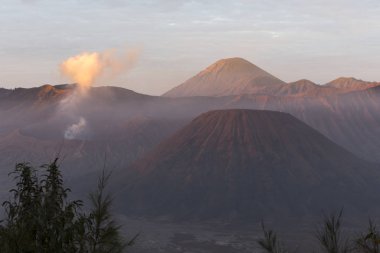 Endonezya 'daki Bromo Dağı' nın önünde gün doğumu