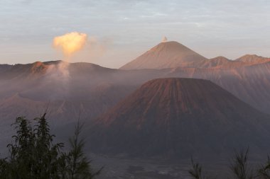 Endonezya 'daki Bromo Dağı' nın önünde gün doğumu