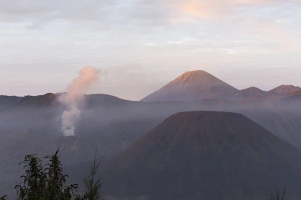 Salida Del Sol Frente Montaña Bromo Indonesia — Foto de Stock