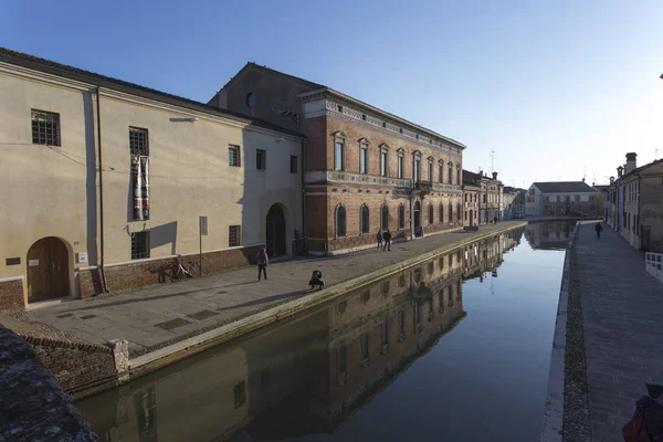 Comacchio Italien December 2019 Går Comacchios Gata Solig Vinterdag — Stockfoto