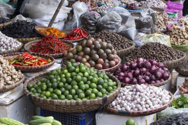 Hanoi, Vietnam 'da meyve ve sebze pazarı