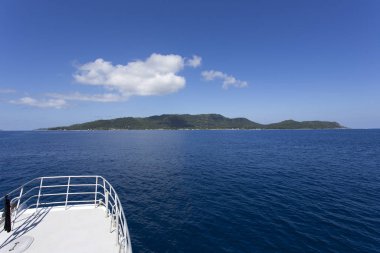 Güzel bir kıyı şeridi olan tropikal bir denizde yelken açmak